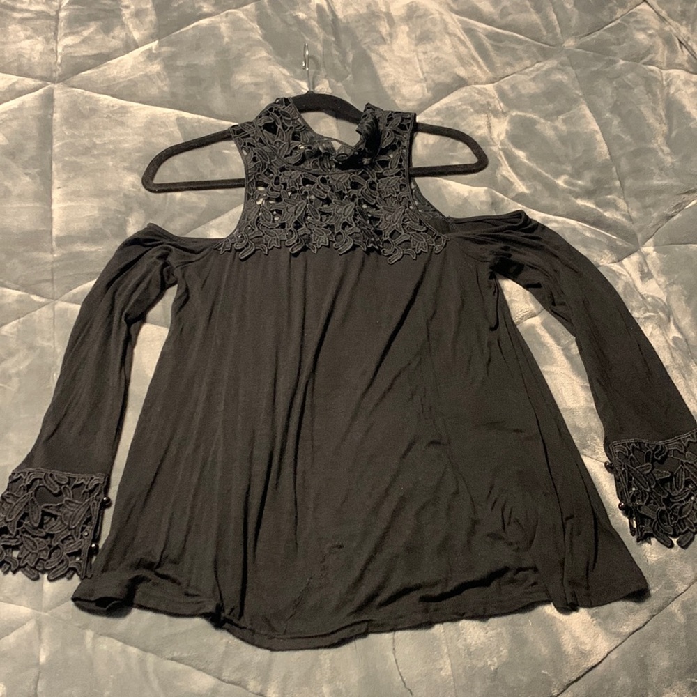 Venus Black “peekaboo” cut out shoulder lace top size medium